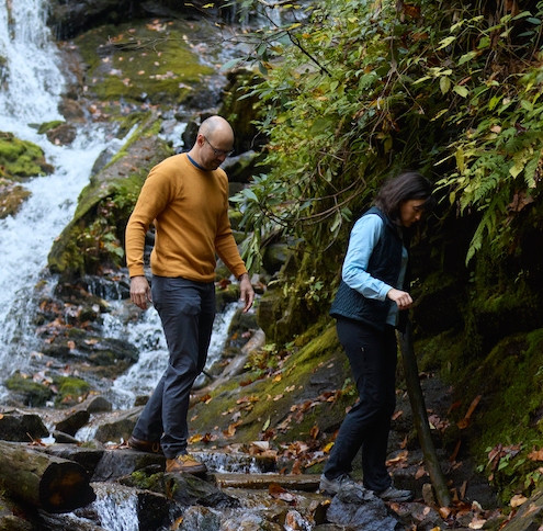 couple hiking at mingo falls