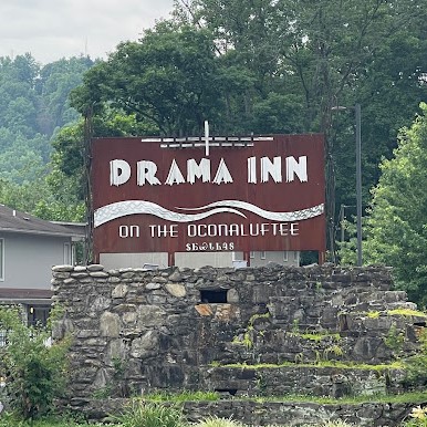 drama inn outside